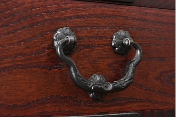 中古　美品　岩谷堂箪笥　力強い木目と大振りの牡丹金具が貫禄ある重ね箪笥　(R-090780)