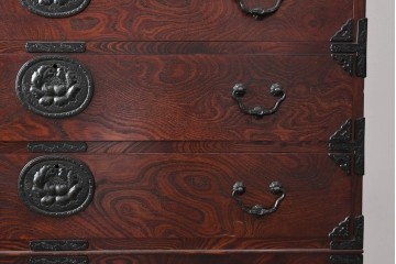 中古　美品　岩谷堂箪笥　力強い木目と大振りの牡丹金具が貫禄ある重ね箪笥　(R-090780)