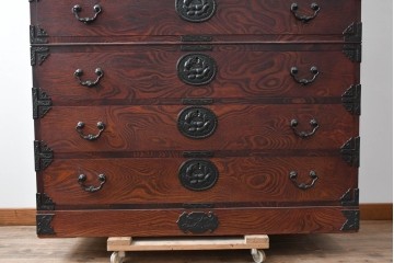 中古　美品　岩谷堂箪笥　力強い木目と大振りの牡丹金具が貫禄ある重ね箪笥　(R-090780)