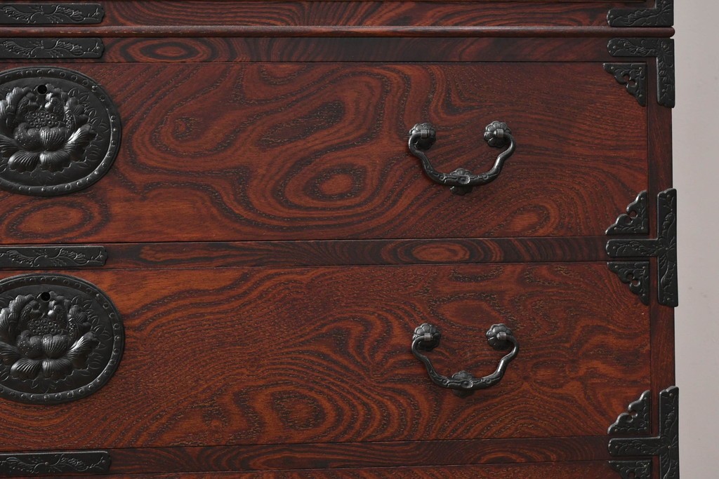 中古　美品　岩谷堂箪笥　力強い木目と大振りの牡丹金具が貫禄ある重ね箪笥　(R-090780)