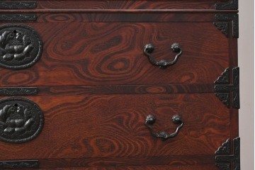 中古　美品　岩谷堂箪笥　力強い木目と大振りの牡丹金具が貫禄ある重ね箪笥　(R-090780)