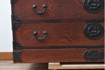 中古　美品　岩谷堂箪笥　力強い木目と大振りの牡丹金具が貫禄ある重ね箪笥　(R-090780)