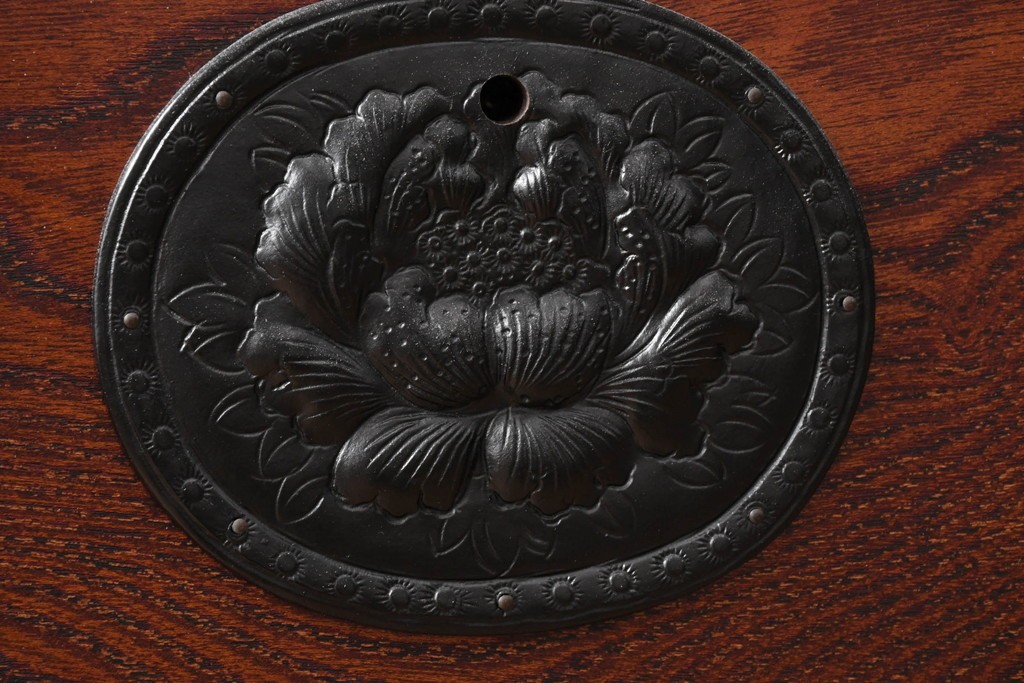 中古　美品　岩谷堂箪笥　力強い木目と大振りの牡丹金具が貫禄ある重ね箪笥　(R-090780)