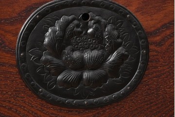 中古　美品　岩谷堂箪笥　力強い木目と大振りの牡丹金具が貫禄ある重ね箪笥　(R-090780)
