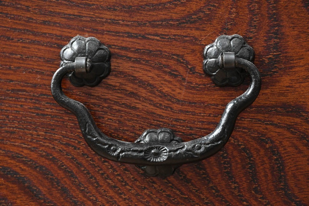 中古　美品　岩谷堂箪笥　力強い木目と大振りの牡丹金具が貫禄ある重ね箪笥　(R-090780)