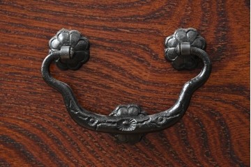 中古　美品　岩谷堂箪笥　力強い木目と大振りの牡丹金具が貫禄ある重ね箪笥　(R-090780)