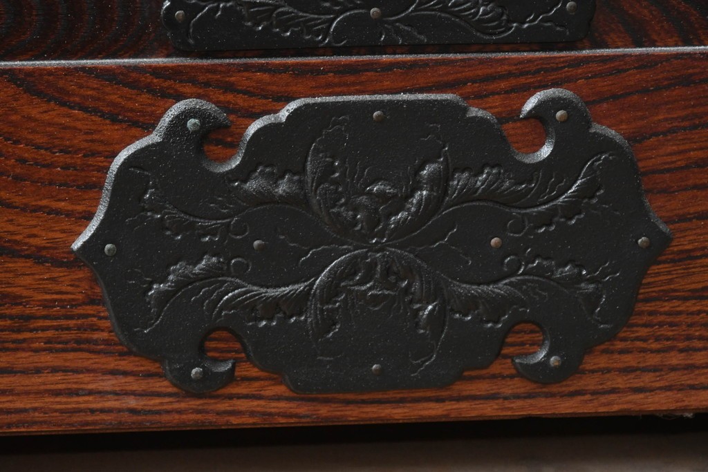 中古　美品　岩谷堂箪笥　力強い木目と大振りの牡丹金具が貫禄ある重ね箪笥　(R-090780)