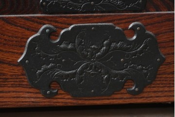 中古　美品　岩谷堂箪笥　力強い木目と大振りの牡丹金具が貫禄ある重ね箪笥　(R-090780)