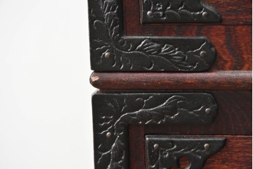 中古　美品　岩谷堂箪笥　力強い木目と大振りの牡丹金具が貫禄ある重ね箪笥　(R-090780)