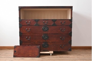 《台輪取り付け加工費込み》　中古　美品　岩谷堂箪笥　力強い木目と牡丹金具をあしらった引き戸付き整理箪笥　(R-090781)