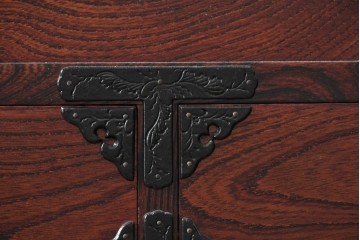 《台輪取り付け加工費込み》　中古　美品　岩谷堂箪笥　力強い木目と牡丹金具をあしらった引き戸付き整理箪笥　(R-090781)