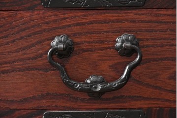 《台輪取り付け加工費込み》　中古　美品　岩谷堂箪笥　力強い木目と牡丹金具をあしらった引き戸付き整理箪笥　(R-090781)