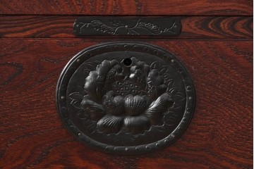 《台輪取り付け加工費込み》　中古　美品　岩谷堂箪笥　力強い木目と牡丹金具をあしらった引き戸付き整理箪笥　(R-090781)