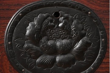 《台輪取り付け加工費込み》　中古　美品　岩谷堂箪笥　力強い木目と牡丹金具をあしらった引き戸付き整理箪笥　(R-090781)