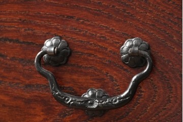 《台輪取り付け加工費込み》　中古　美品　岩谷堂箪笥　力強い木目と牡丹金具をあしらった引き戸付き整理箪笥　(R-090781)