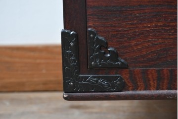 《台輪取り付け加工費込み》　中古　美品　岩谷堂箪笥　力強い木目と牡丹金具をあしらった引き戸付き整理箪笥　(R-090781)