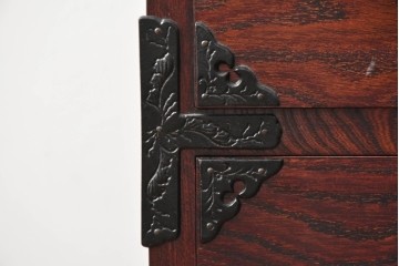 《台輪取り付け加工費込み》　中古　美品　岩谷堂箪笥　力強い木目と牡丹金具をあしらった引き戸付き整理箪笥　(R-090781)
