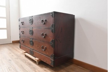 《天板取り付け加工費込み》　中古　美品　岩谷堂箪笥　力強い木目と大振りの牡丹金具が重厚な3段衣装箪笥　(R-090782)