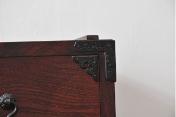 《天板取り付け加工費込み》　中古　美品　岩谷堂箪笥　力強い木目と大振りの牡丹金具が重厚な3段衣装箪笥　(R-090782)