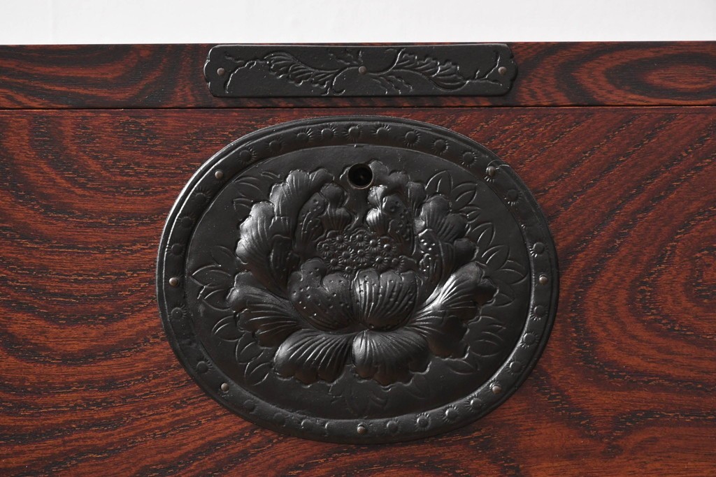 《天板取り付け加工費込み》　中古　美品　岩谷堂箪笥　力強い木目と大振りの牡丹金具が重厚な3段衣装箪笥　(R-090782)