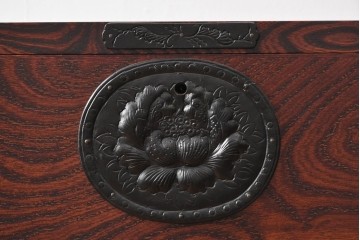 《天板取り付け加工費込み》　中古　美品　岩谷堂箪笥　力強い木目と大振りの牡丹金具が重厚な3段衣装箪笥　(R-090782)
