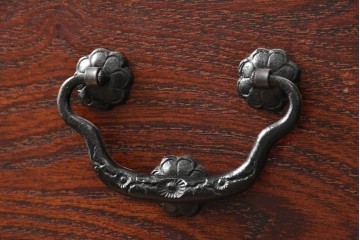 《天板取り付け加工費込み》　中古　美品　岩谷堂箪笥　力強い木目と大振りの牡丹金具が重厚な3段衣装箪笥　(R-090782)
