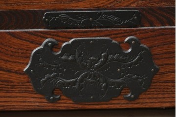 《天板取り付け加工費込み》　中古　美品　岩谷堂箪笥　力強い木目と大振りの牡丹金具が重厚な3段衣装箪笥　(R-090782)