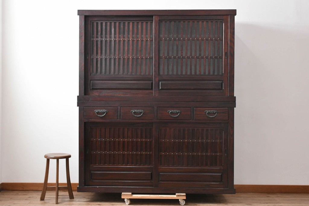 中古　国産職人手作り　栗材　縦格子戸が上品な重ね水屋箪笥　(R-090783)