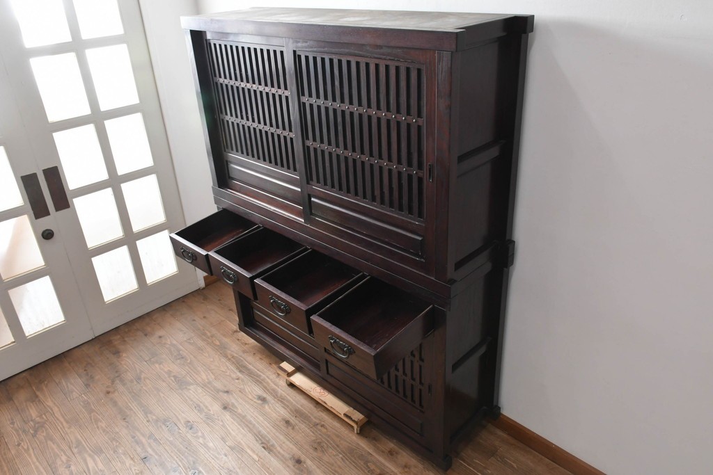 中古　国産職人手作り　栗材　縦格子戸が上品な重ね水屋箪笥　(R-090783)