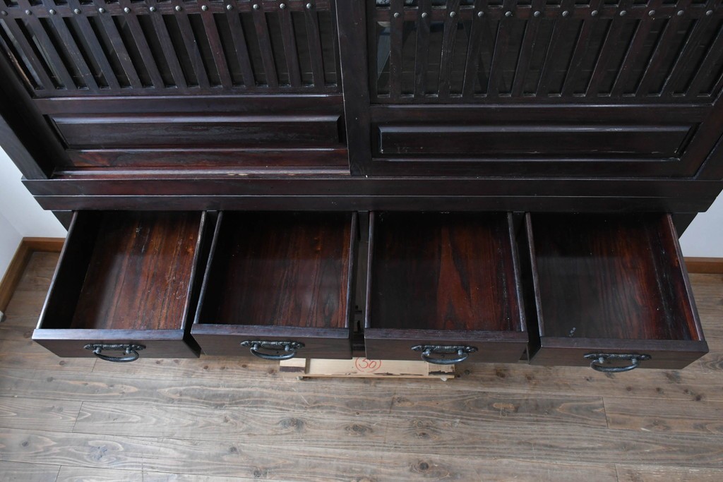 中古　国産職人手作り　栗材　縦格子戸が上品な重ね水屋箪笥　(R-090783)