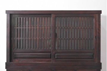 中古　国産職人手作り　栗材　縦格子戸が上品な重ね水屋箪笥　(R-090783)