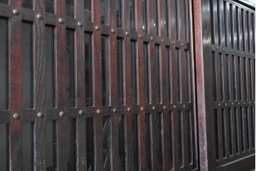 中古　国産職人手作り　栗材　縦格子戸が上品な重ね水屋箪笥　(R-090783)