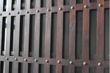 中古　国産職人手作り　栗材　縦格子戸が上品な重ね水屋箪笥　(R-090783)