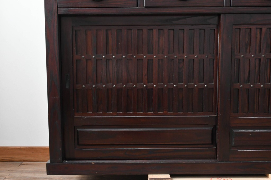 中古　国産職人手作り　栗材　縦格子戸が上品な重ね水屋箪笥　(R-090783)