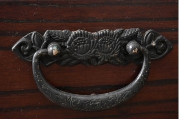 中古　国産職人手作り　栗材　縦格子戸が上品な重ね水屋箪笥　(R-090783)