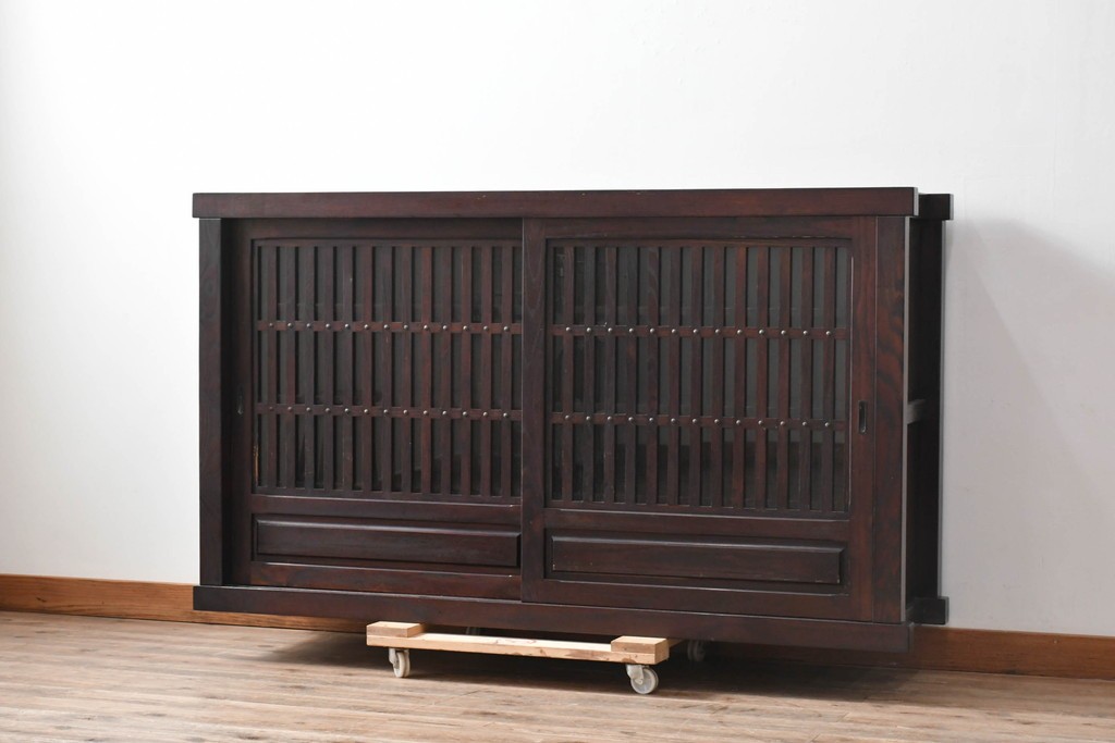 中古　国産職人手作り　栗材　水屋箪笥上段　縦格子戸が上品なサイドボード　(R-090784)