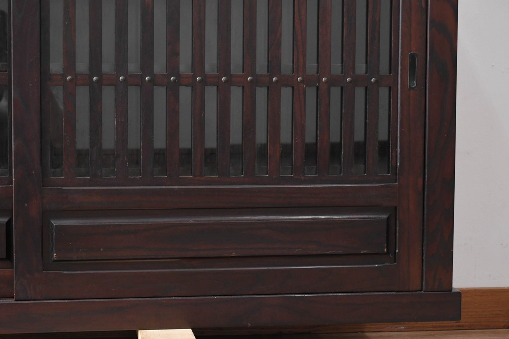 中古　国産職人手作り　栗材　水屋箪笥上段　縦格子戸が上品なサイドボード　(R-090784)