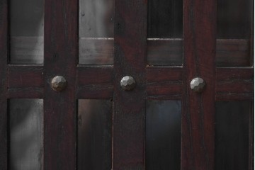 中古　国産職人手作り　栗材　水屋箪笥上段　縦格子戸が上品なサイドボード　(R-090784)