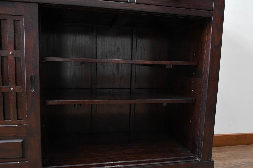 中古　国産職人手作り　栗材　水屋箪笥下段　4杯の引き出しと格子戸を備えた上品なサイドボード　(R-090785)