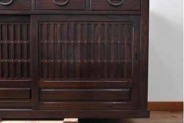 中古　国産職人手作り　栗材　水屋箪笥下段　4杯の引き出しと格子戸を備えた上品なサイドボード　(R-090785)