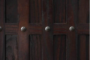 中古　国産職人手作り　栗材　水屋箪笥下段　4杯の引き出しと格子戸を備えた上品なサイドボード　(R-090785)