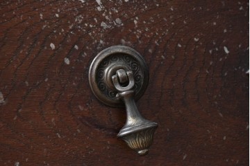 イギリスアンティーク　1920年頃　オーク材　バーリーツイストの支柱と丸鏡がかわいらしいドレッシングチェスト　(R-090786)