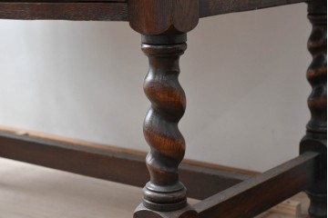 イギリスアンティーク　1920年頃　オーク材　バーリーツイストの支柱と丸鏡がかわいらしいドレッシングチェスト　(R-090786)