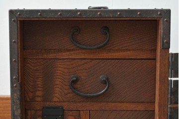 【簡易リペア限定品】　和製アンティーク　大正から昭和初期　美品　総欅(ケヤキ)材　打ち出の小槌を象った金具が印象的な掛け硯型の船箪笥　(R-090789)