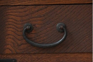 【簡易リペア限定品】　和製アンティーク　大正から昭和初期　美品　総欅(ケヤキ)材　打ち出の小槌を象った金具が印象的な掛け硯型の船箪笥　(R-090789)