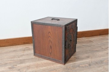 【簡易リペア限定品】　和製アンティーク　大正から昭和初期　美品　総欅(ケヤキ)材　打ち出の小槌を象った金具が印象的な掛け硯型の船箪笥　(R-090789)