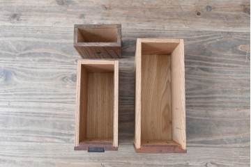 【簡易リペア限定品】　和製アンティーク　大正から昭和初期　美品　総欅(ケヤキ)材　打ち出の小槌を象った金具が印象的な掛け硯型の船箪笥　(R-090789)