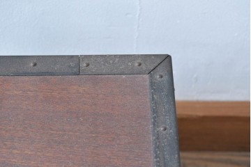 【簡易リペア限定品】　和製アンティーク　大正から昭和初期　美品　総欅(ケヤキ)材　打ち出の小槌を象った金具が印象的な掛け硯型の船箪笥　(R-090789)