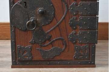 【簡易リペア限定品】　和製アンティーク　大正から昭和初期　美品　総欅(ケヤキ)材　打ち出の小槌を象った金具が印象的な掛け硯型の船箪笥　(R-090789)