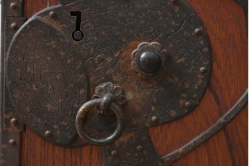【簡易リペア限定品】　和製アンティーク　大正から昭和初期　美品　総欅(ケヤキ)材　打ち出の小槌を象った金具が印象的な掛け硯型の船箪笥　(R-090789)